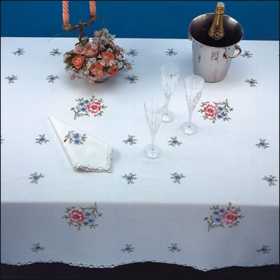 Nappe imprimée bouquet rose et bleu à broder aux points de broderie traditionnelle