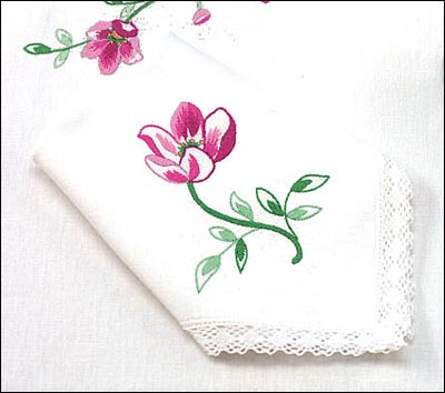 Lot de 3 serviettes imprimées les églantines stylisées à broder aux points de broderie traditionnelle