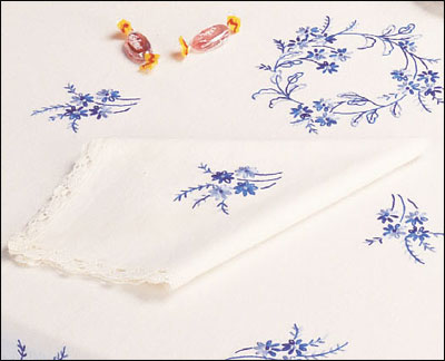 Lot de 3 serviettes imprimées les fleurs bleues à broder aux points de broderie traditionnelle