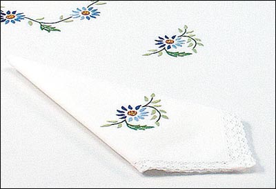 Lot de 3 serviettes imprimées la pâquerette bleue à broder aux points de broderie traditionnelle