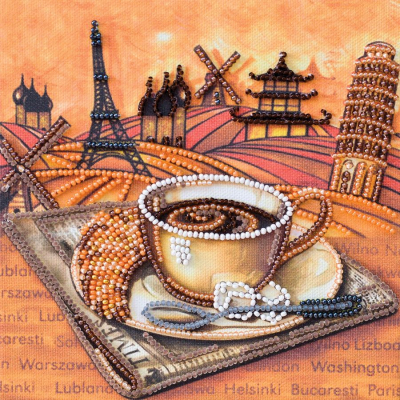Kit de broderie avec perles motif Parfum de voyage de la marque Abris Art, différents monuments à broder avec des perles, en premier plan une tasse de café