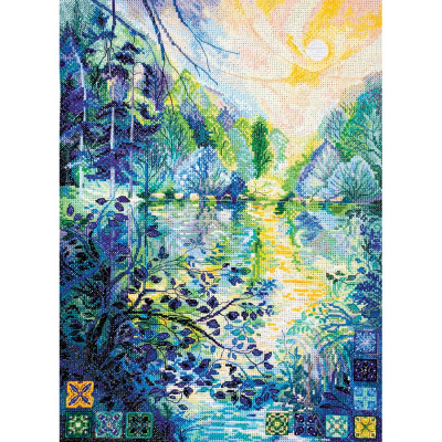Kit à broder au point de croix motif Aube sur la rivière de la marque Abris Art, ce tableau à broder présente un magnifique paysage coloré