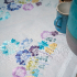 Nappe imprimée à broder en divers points de broderie motif Allium en bleu et violet de la marque Vervaco