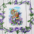 Kit à broder au point de croix motif Panier fleuri de la marque Aquarelle by MP Stud, tableau à broder présentant un panier de fleur, lavande sur une chaise
